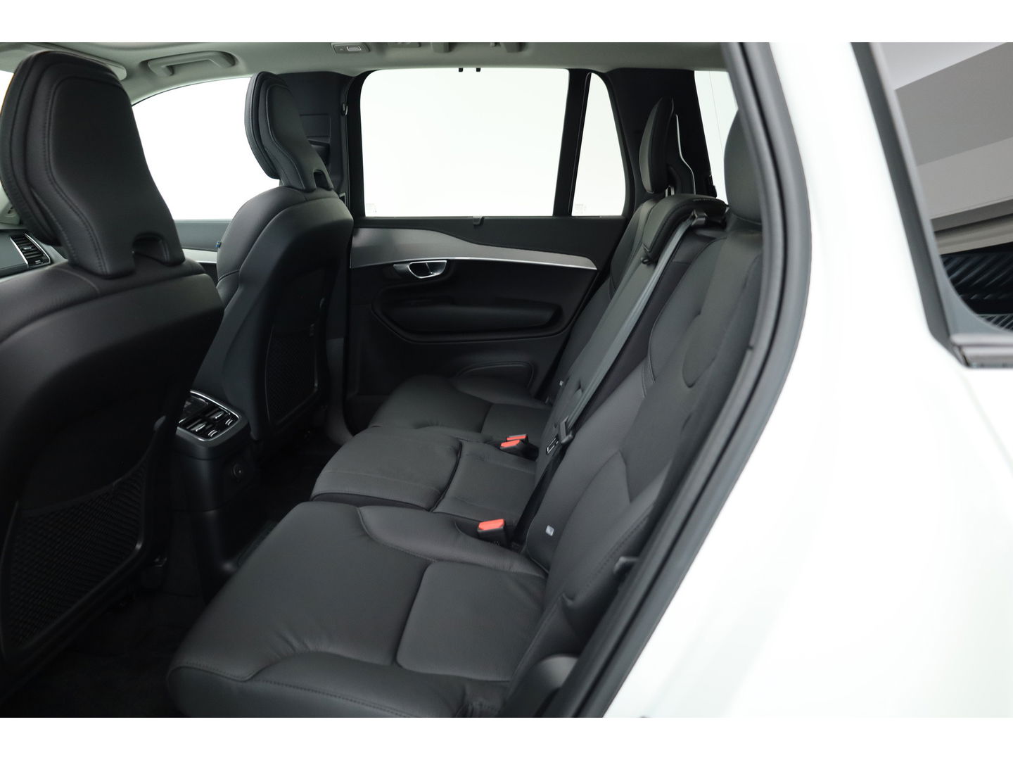 Volvo XC90 2.0 T8 Recharge AWD Plus Dark | Trekhaak | Pano | 360 Camera | 4x stoel + stuurverwar. |