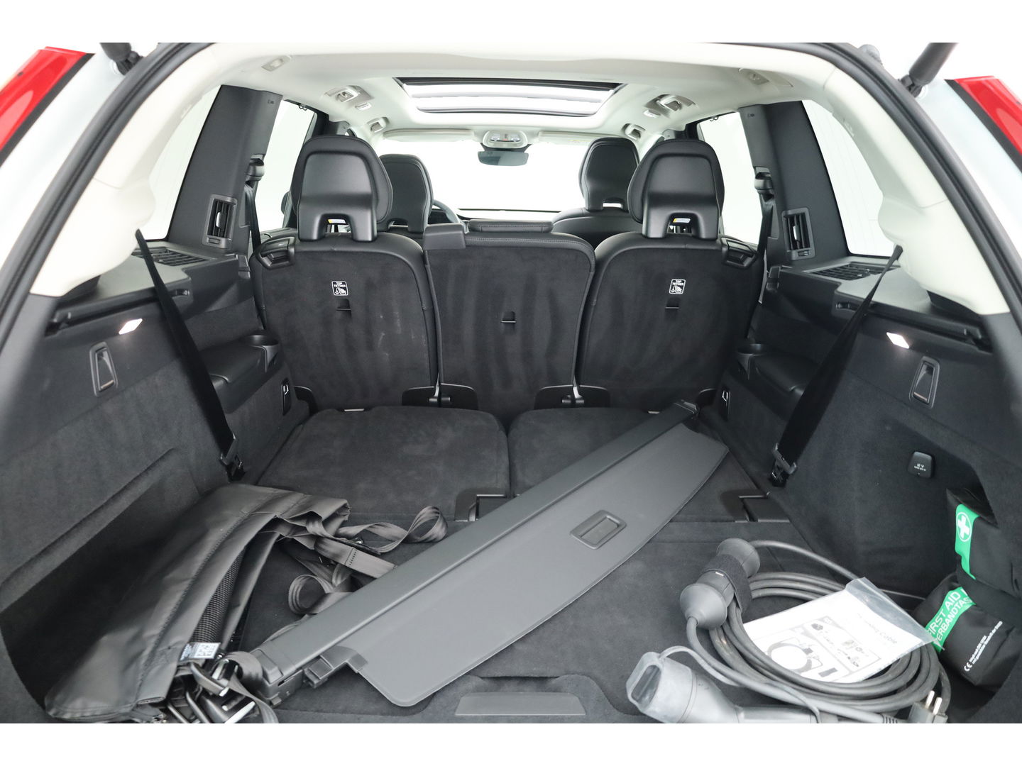 Volvo XC90 2.0 T8 Recharge AWD Plus Dark | Trekhaak | Pano | 360 Camera | 4x stoel + stuurverwar. |
