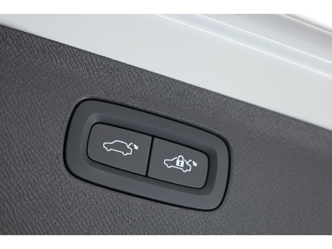 Volvo XC90 2.0 T8 Recharge AWD Plus Dark | Trekhaak | Pano | 360 Camera | 4x stoel + stuurverwar. |