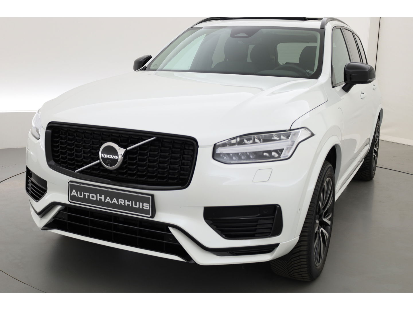 Volvo XC90 2.0 T8 Recharge AWD Plus Dark | Trekhaak | Pano | 360 Camera | 4x stoel + stuurverwar. |