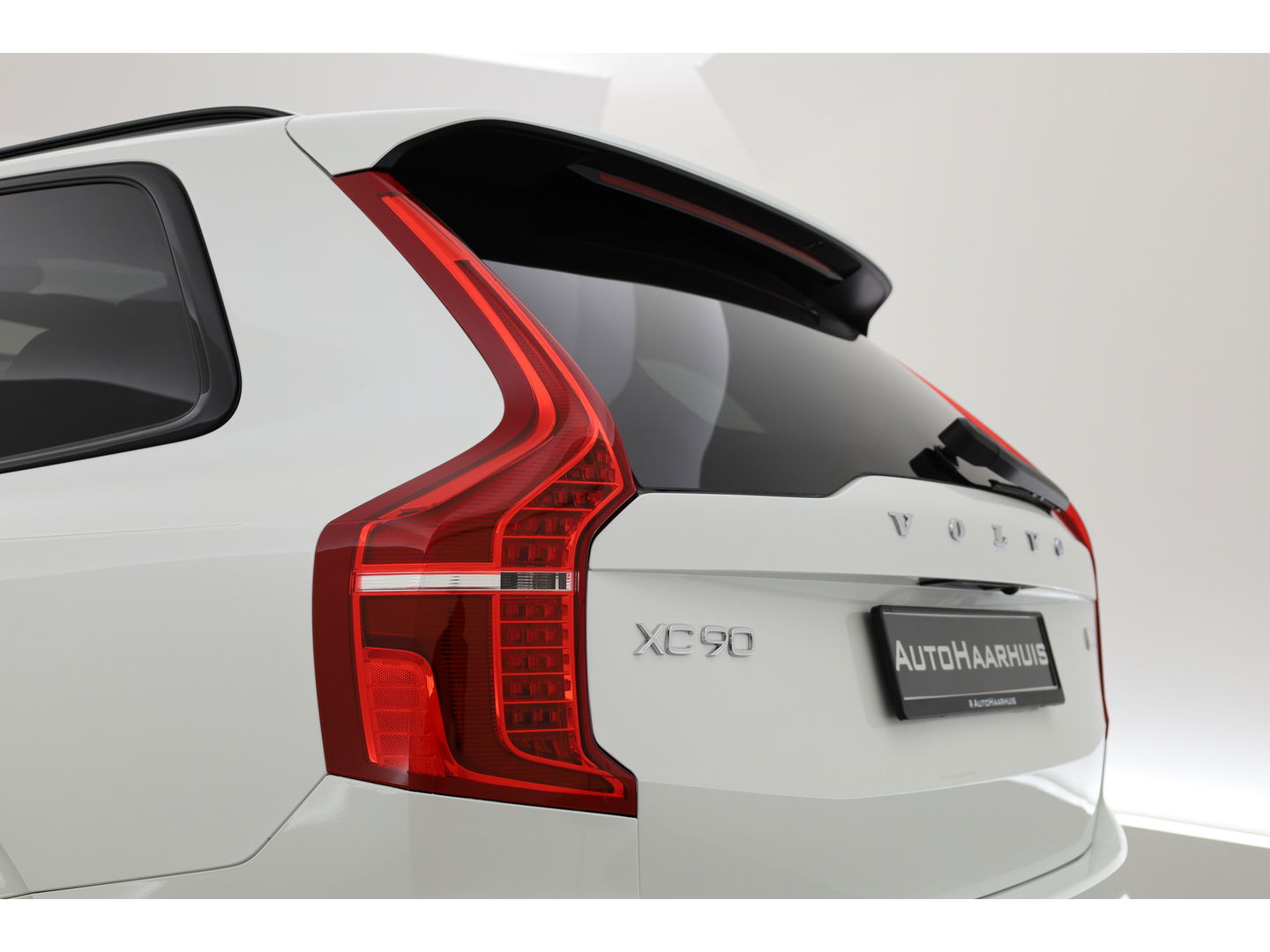 Volvo XC90 2.0 T8 Recharge AWD Plus Dark | Trekhaak | Pano | 360 Camera | 4x stoel + stuurverwar. |