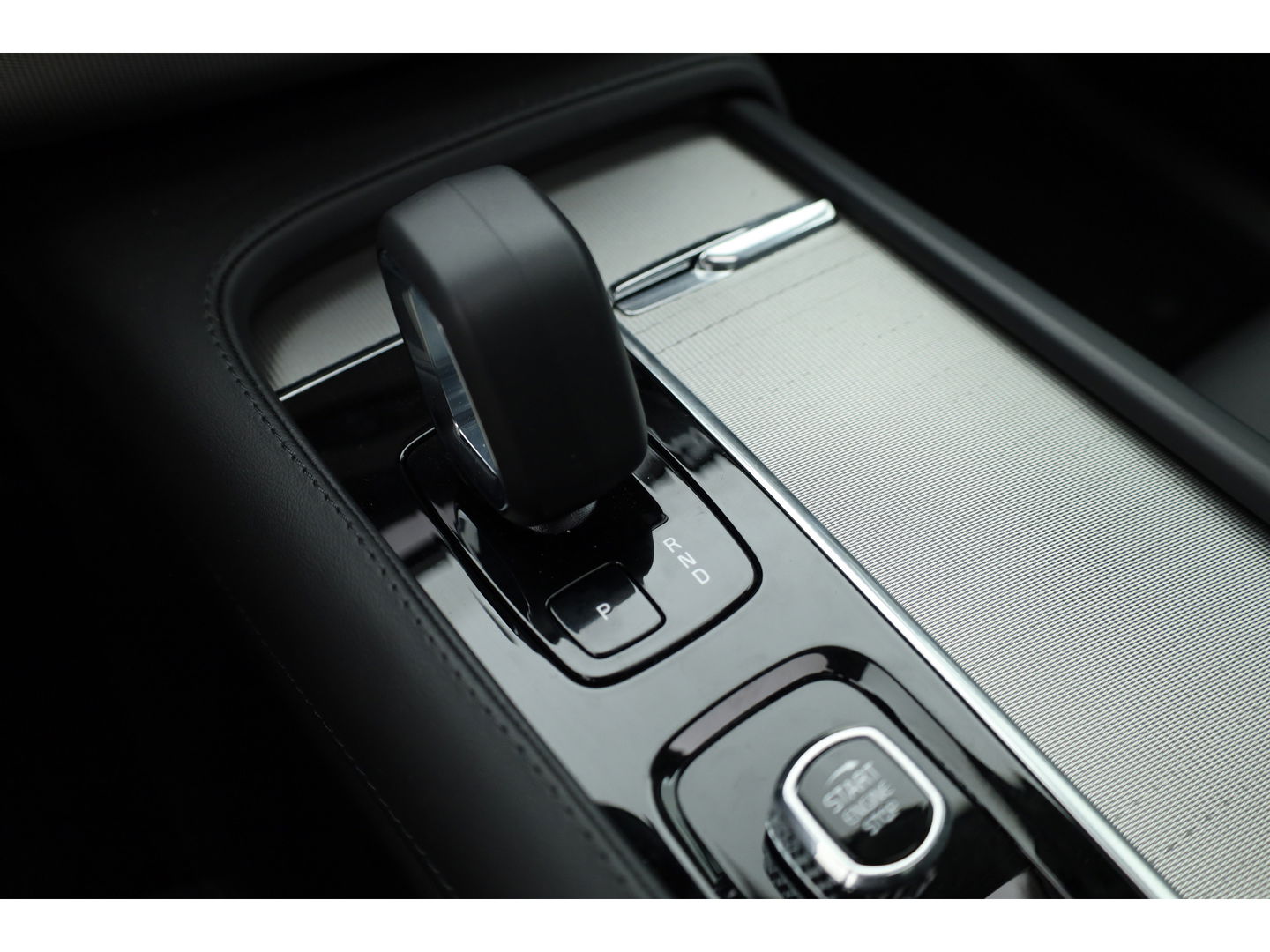 Volvo XC90 2.0 T8 Recharge AWD Plus Dark | Trekhaak | Pano | 360 Camera | 4x stoel + stuurverwar. |