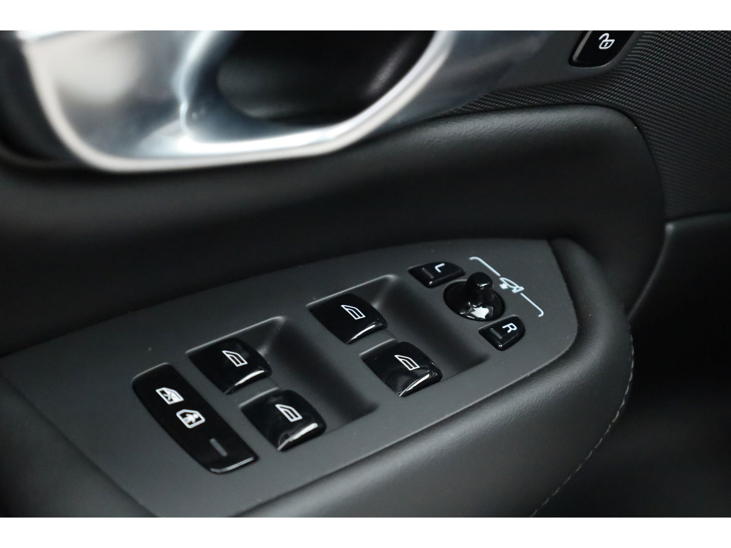 Volvo XC90 2.0 T8 Recharge AWD Plus Dark | Trekhaak | Pano | 360 Camera | 4x stoel + stuurverwar. |