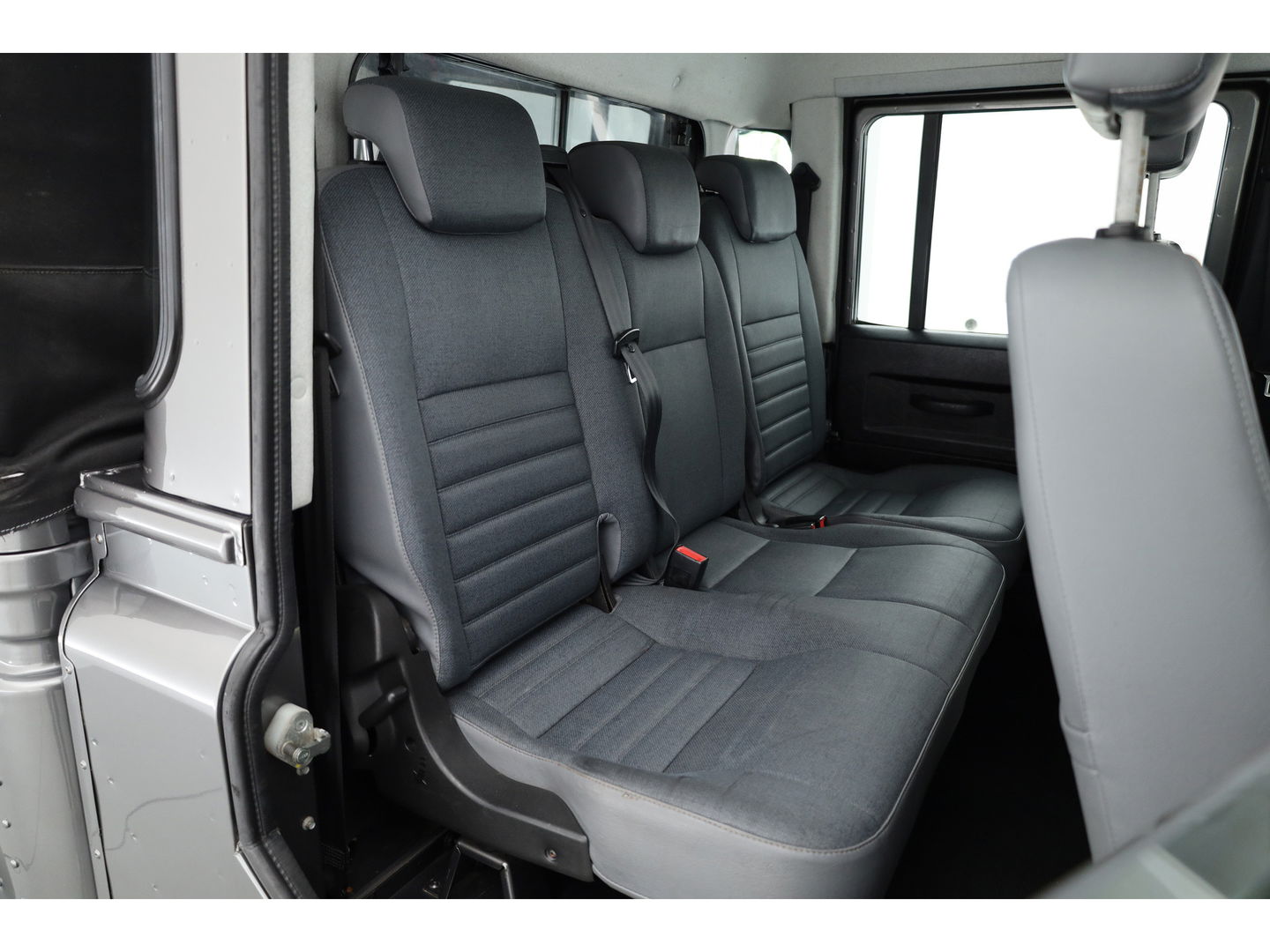Land Rover Defender 2.4 TD 130" E Crew Cab | Airco | Trekhaak | 16 inch velgen | youngtimer