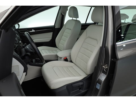 Volkswagen Golf Sportsvan 1.4 TSI Highline DSG | Leder | Camera | Navi | Keyless | Afn. Trekhaak | Dodehoekdet.
