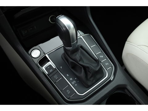 Volkswagen Golf Sportsvan 1.4 TSI Highline DSG | Leder | Camera | Navi | Keyless | Afn. Trekhaak | Dodehoekdet.
