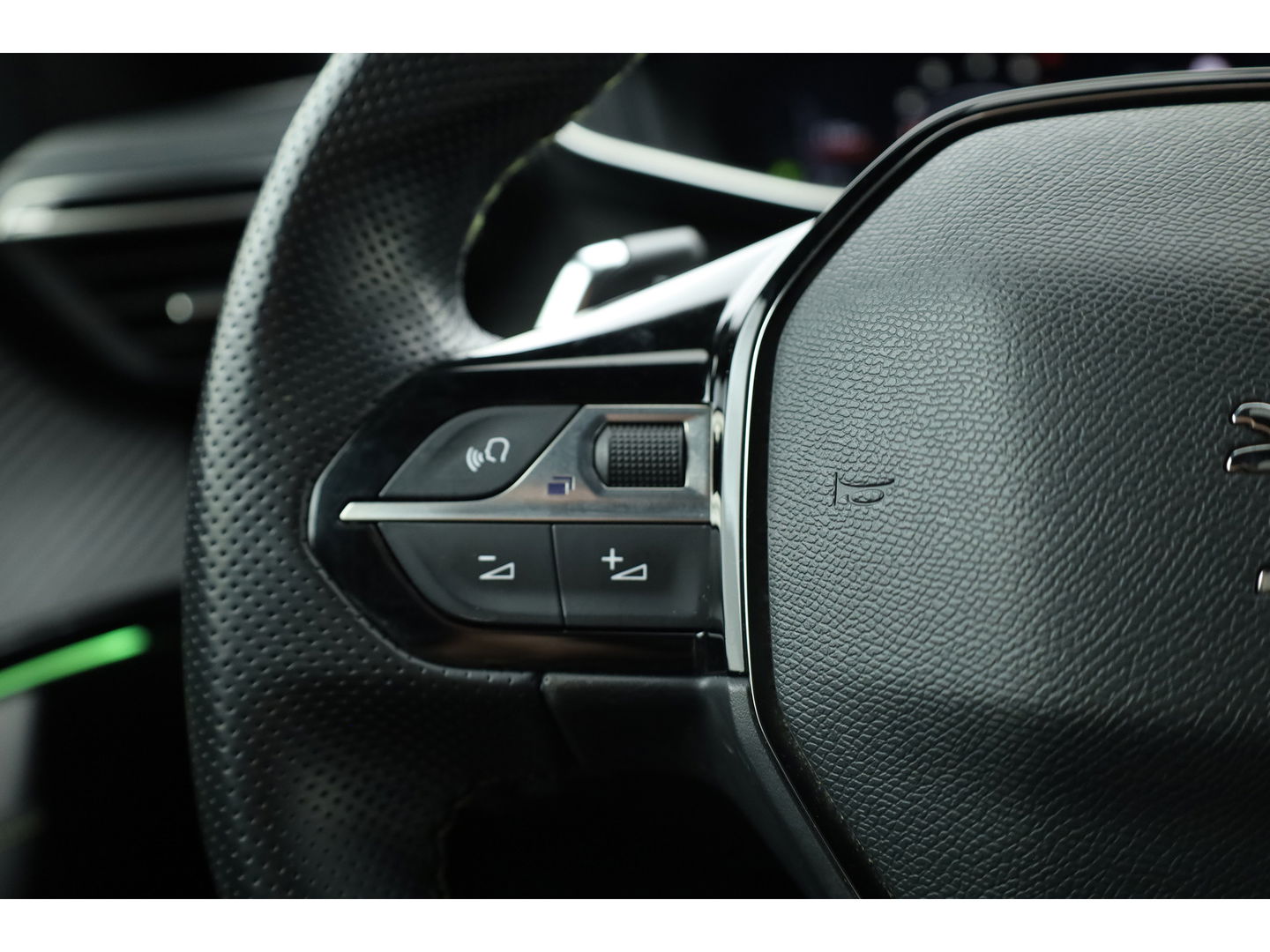 Peugeot 2008 1.2 PureTech GT Pack | Keyless | Carplay | Stoelver. | 18" | Focal Audio