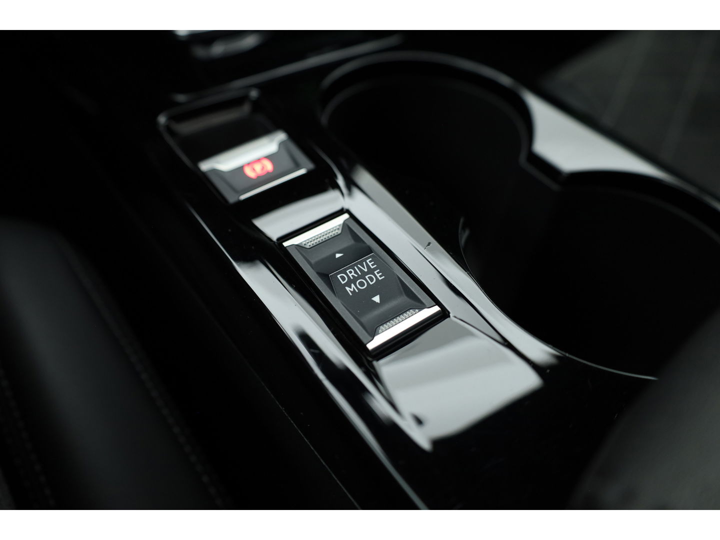 Peugeot 2008 1.2 PureTech GT Pack | Keyless | Carplay | Stoelver. | 18" | Focal Audio