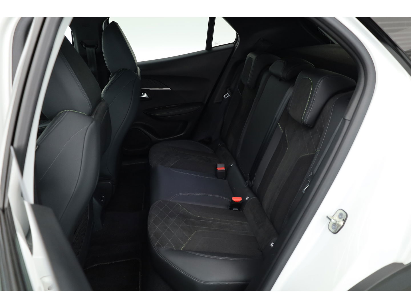 Peugeot 2008 1.2 PureTech GT Pack | Keyless | Carplay | Stoelver. | 18" | Focal Audio