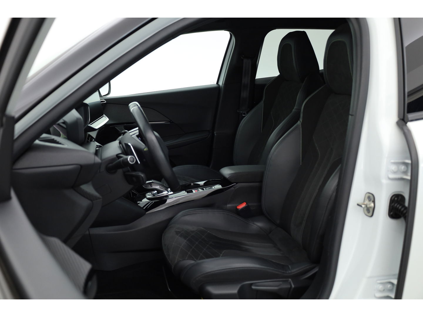 Peugeot 2008 1.2 PureTech GT Pack | Keyless | Carplay | Stoelver. | 18" | Focal Audio
