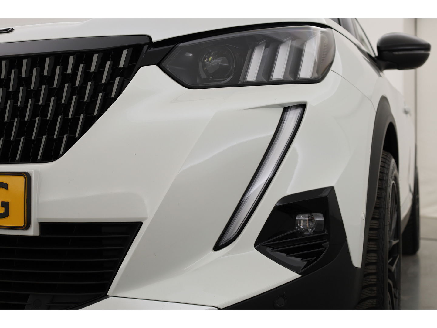 Peugeot 2008 1.2 PureTech GT Pack | Keyless | Carplay | Stoelver. | 18" | Focal Audio
