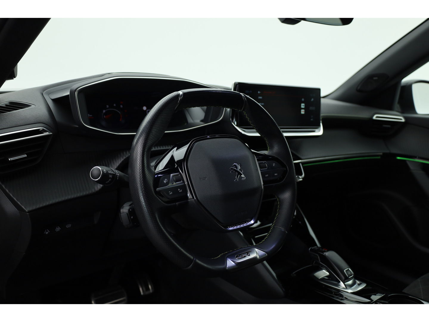 Peugeot 2008 1.2 PureTech GT Pack | Keyless | Carplay | Stoelver. | 18" | Focal Audio