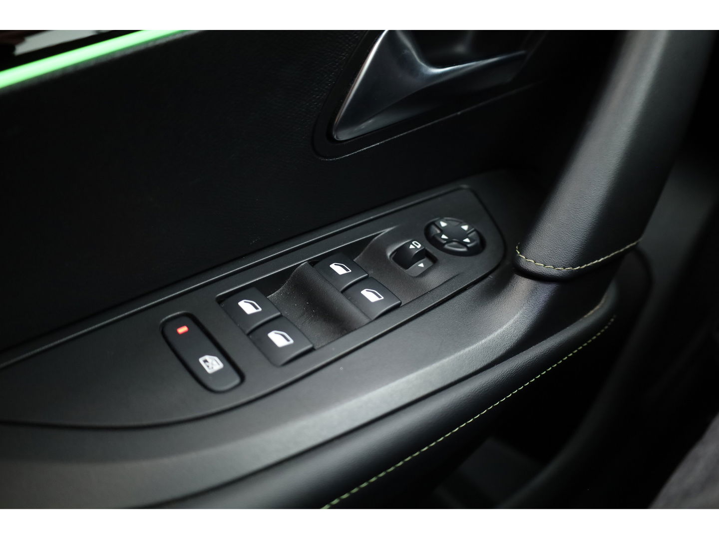Peugeot 2008 1.2 PureTech GT Pack | Keyless | Carplay | Stoelver. | 18" | Focal Audio