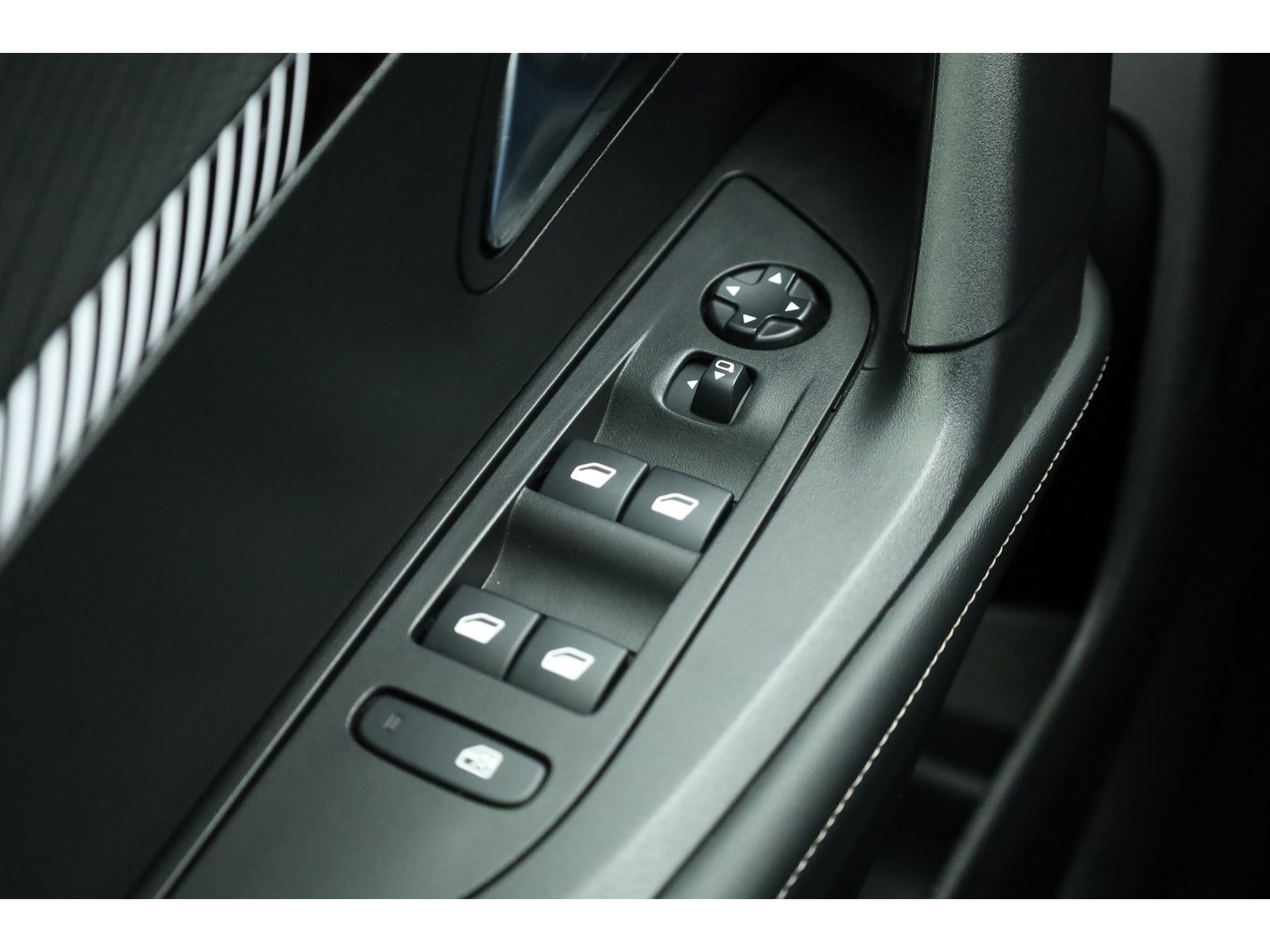 Peugeot 2008 1.2 PureTech 130 Allure | Navi | Camera | Apple CarPlay | Clima | LED |