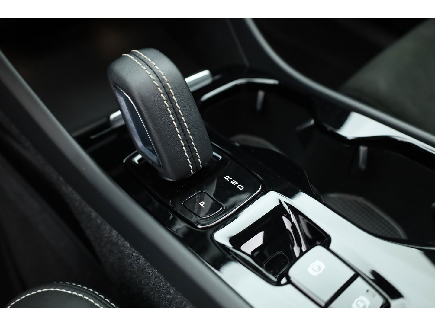 Volvo XC40 T5 Recharge R-Design | Pano | Navi | Elek. Stoelen | Stoel- Stuurverw. | Carplay | Camera