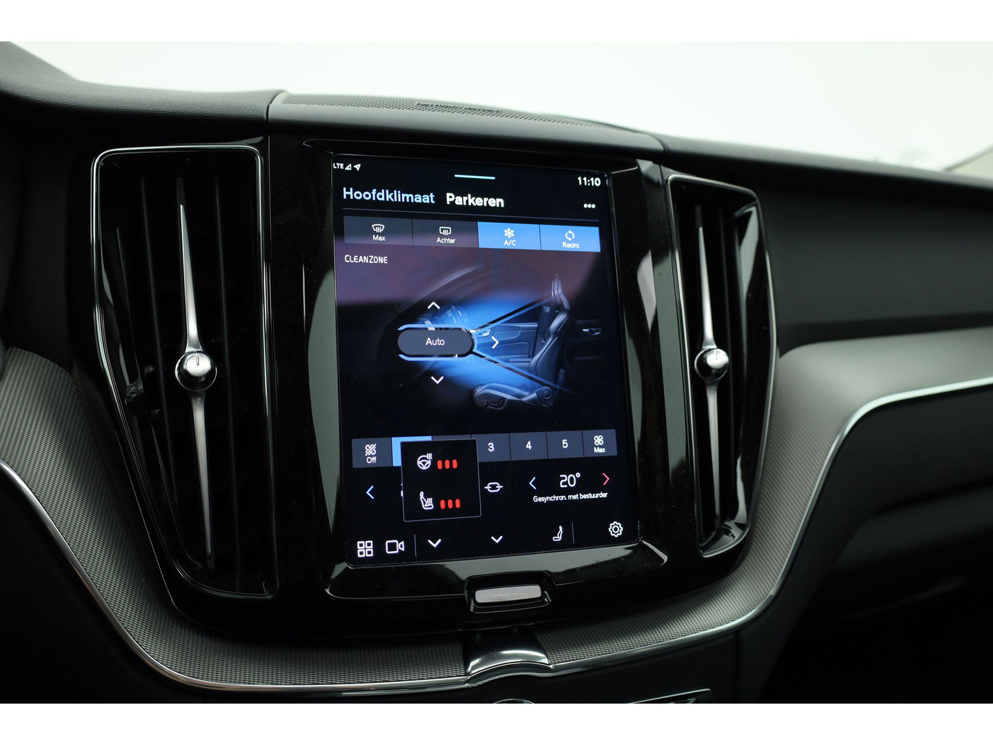 Volvo XC60 2.0 T8 Plug-in hybrid AWD Plus Dark | Pano | Memory seats | 360cam | H&K | Leder | Pilot Assist