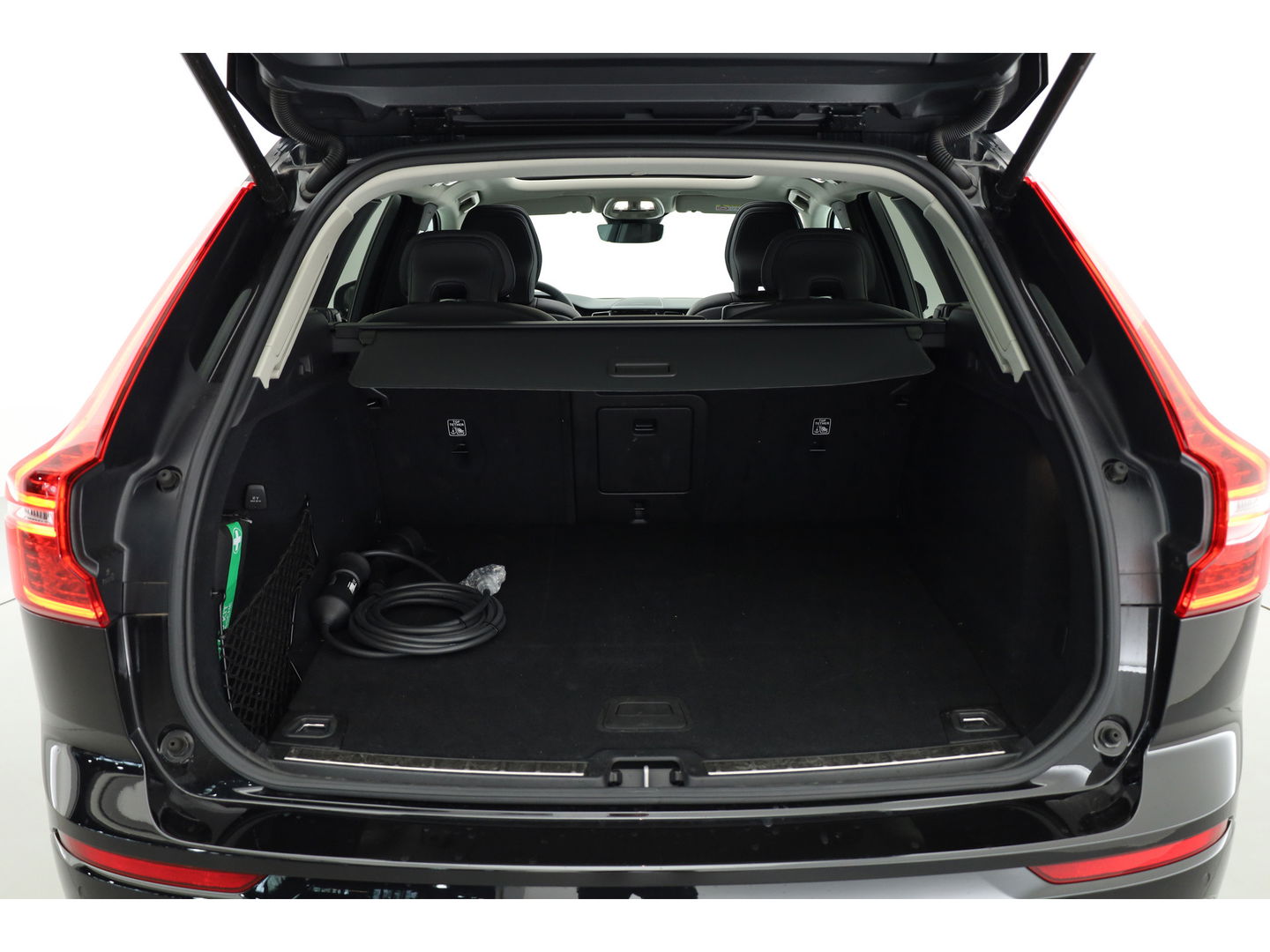 Volvo XC60 2.0 T8 Plug-in hybrid AWD Plus Dark | Pano | Memory seats | 360cam | H&K | Leder | Pilot Assist