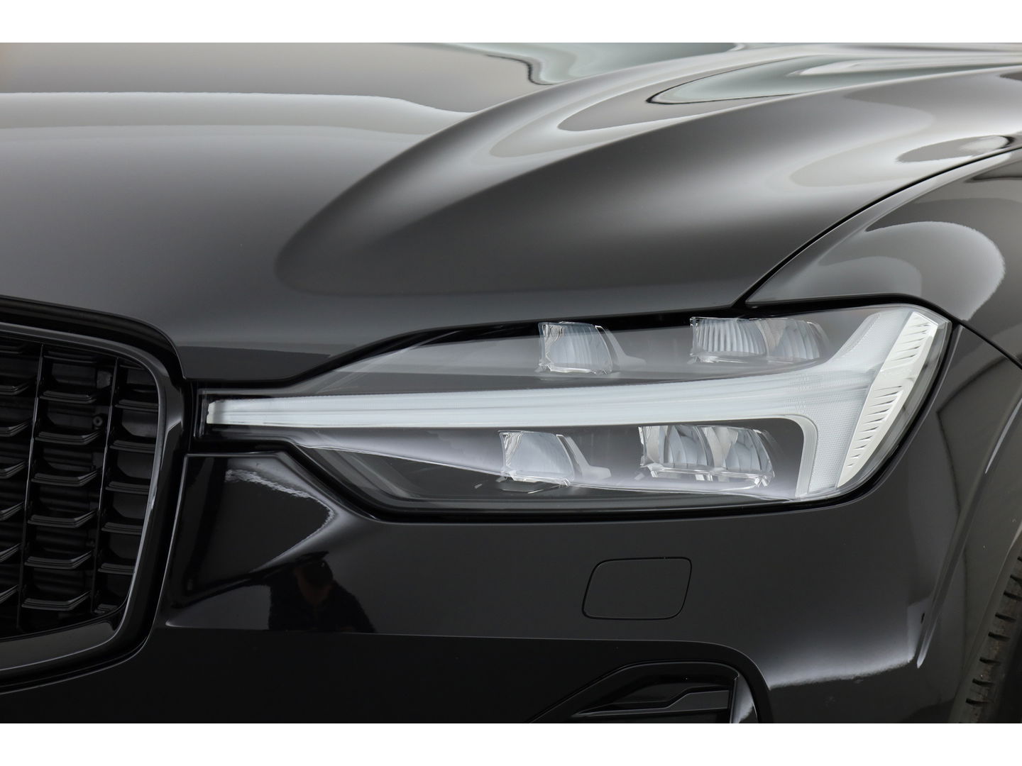Volvo XC60 2.0 T8 Plug-in hybrid AWD Plus Dark | Pano | Memory seats | 360cam | H&K | Leder | Pilot Assist