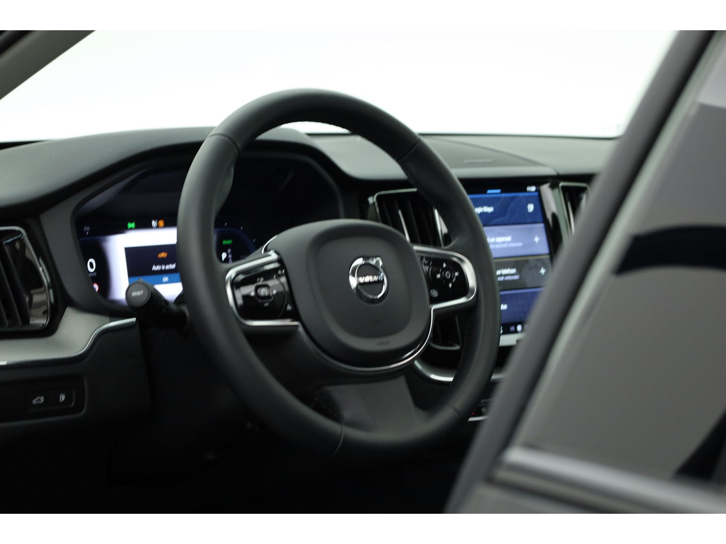 Volvo XC60 2.0 T8 Plug-in hybrid AWD Plus Dark | Pano | Memory seats | 360cam | H&K | Leder | Pilot Assist