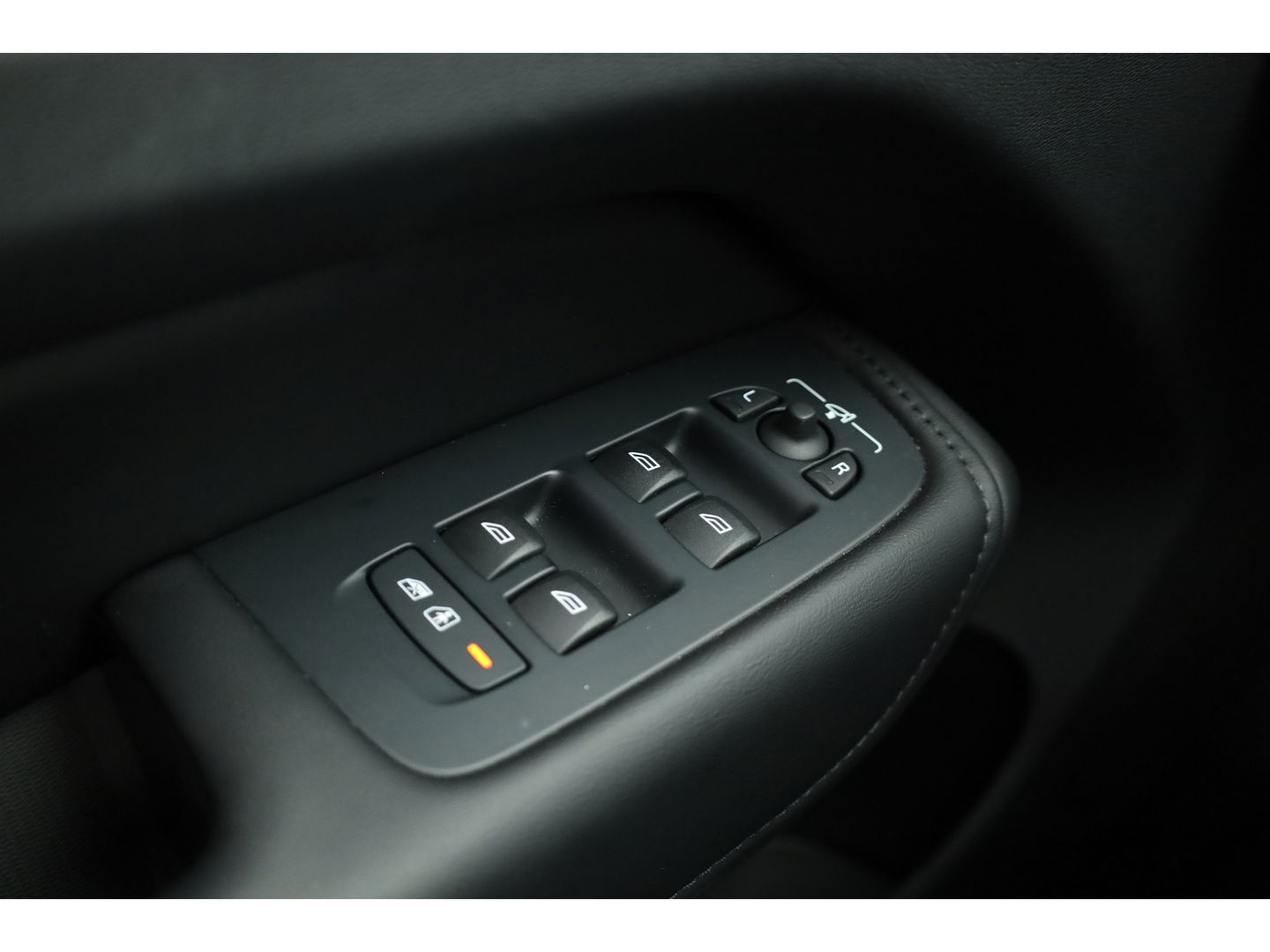 Volvo XC60 2.0 T8 Plug-in hybrid AWD Plus Dark | Pano | Memory seats | 360cam | H&K | Leder | Pilot Assist