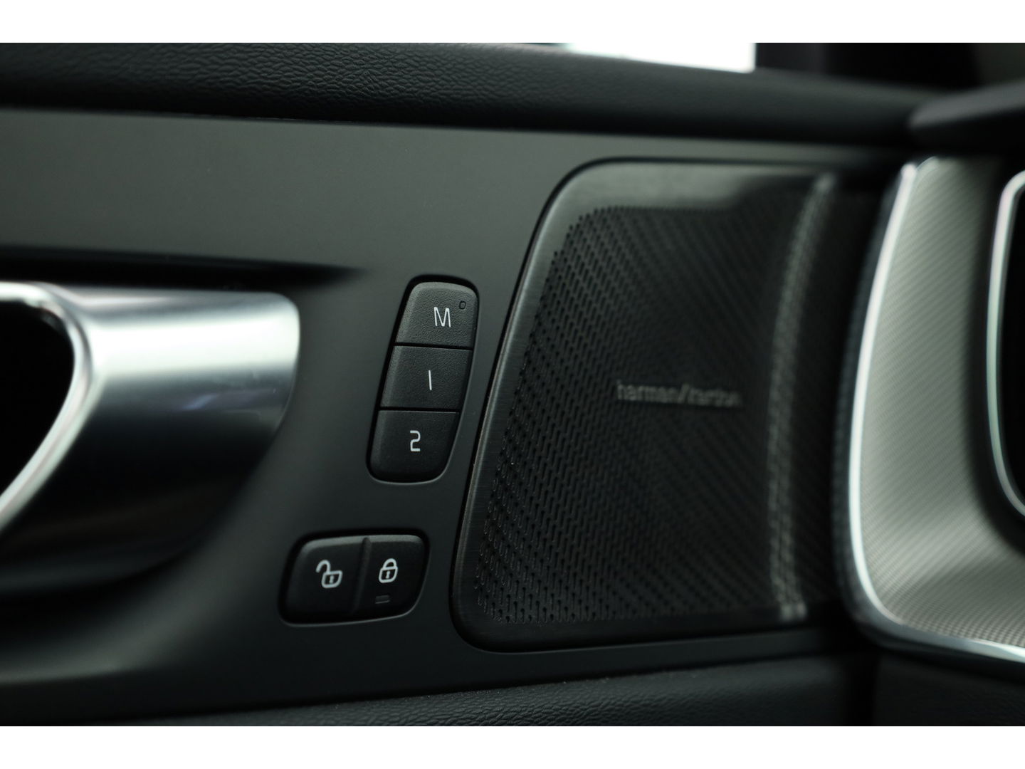 Volvo XC60 2.0 T8 Plug-in hybrid AWD Plus Dark | Pano | Memory seats | 360cam | H&K | Leder | Pilot Assist