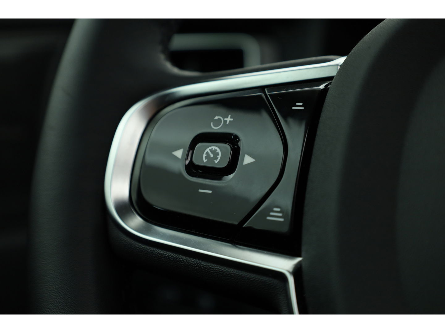 Volvo XC60 2.0 T8 Plug-in hybrid AWD Plus Dark | Pano | Memory seats | 360cam | H&K | Leder | Pilot Assist