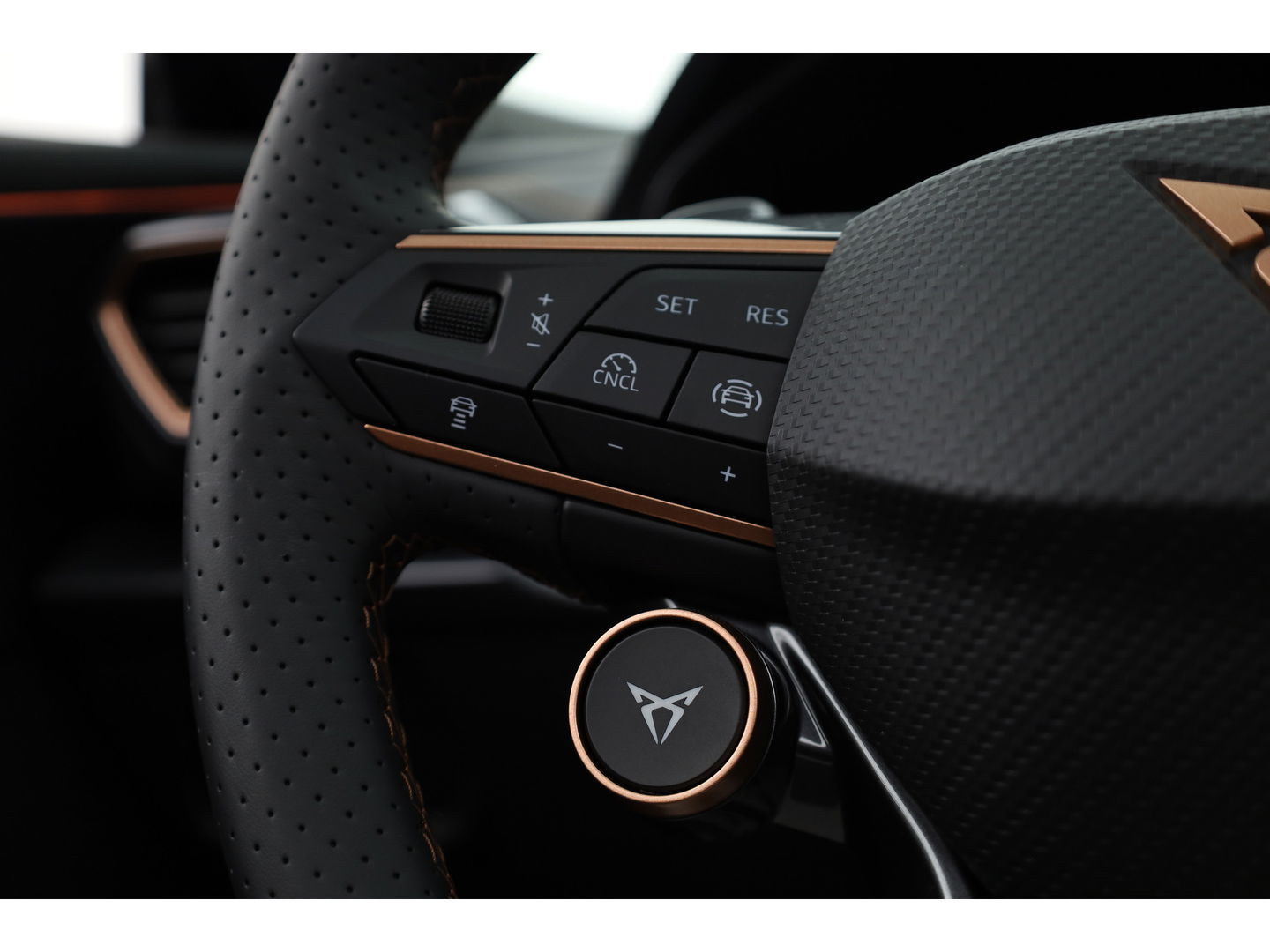 CUPRA Formentor 1.5 TSI e-Hybrid ''Nieuw model'' | Pano | 360cam | Travel Assist | Keyless | Navi | Stuurverw.