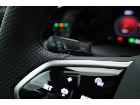 Volkswagen Golf 2.0 TSI GTI | Pano | Camera | Stoel-Stuurverw. | IQ. Light | Apple CarPlay |
