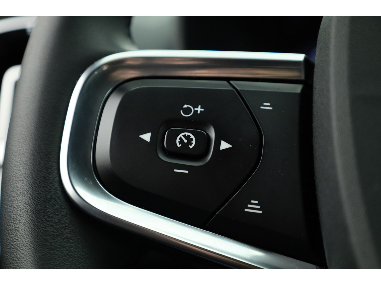 Volvo XC40 T4 Recharge Plus Bright | Navi | Elek. Trekhaak | Pilot Assist | Camera | Stoel- Stuurverw.