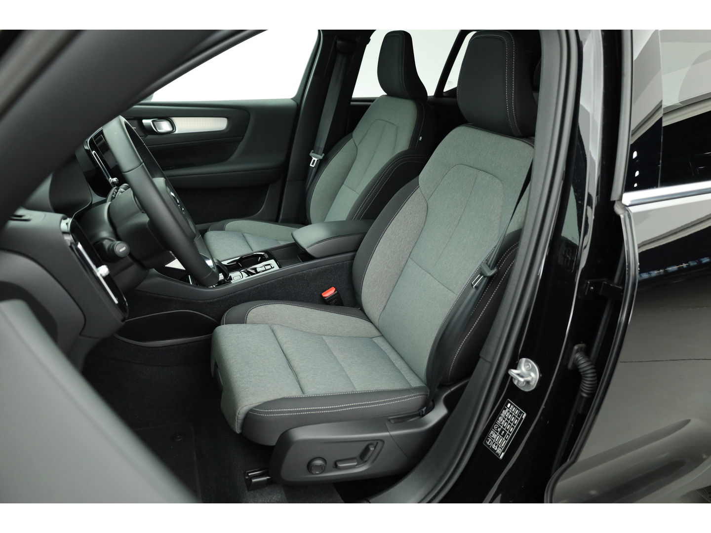 Volvo XC40 T4 Recharge Plus Bright | Navi | Elek. Trekhaak | Pilot Assist | Camera | Stoel- Stuurverw.