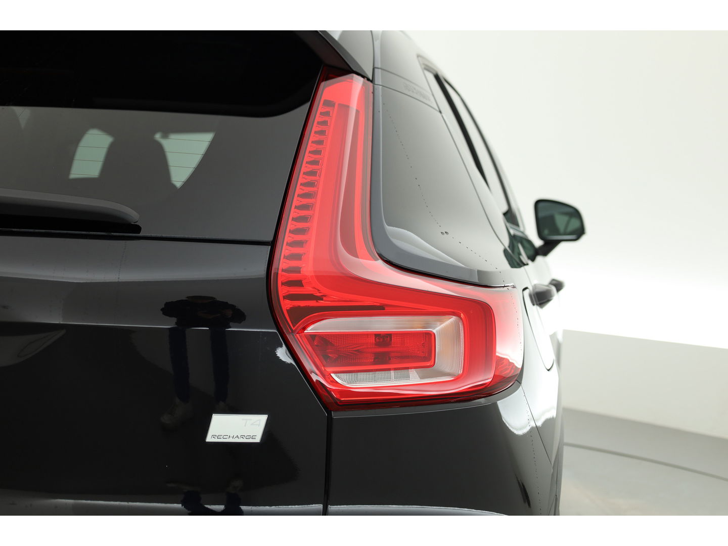 Volvo XC40 T4 Recharge Plus Bright | Navi | Elek. Trekhaak | Pilot Assist | Camera | Stoel- Stuurverw.