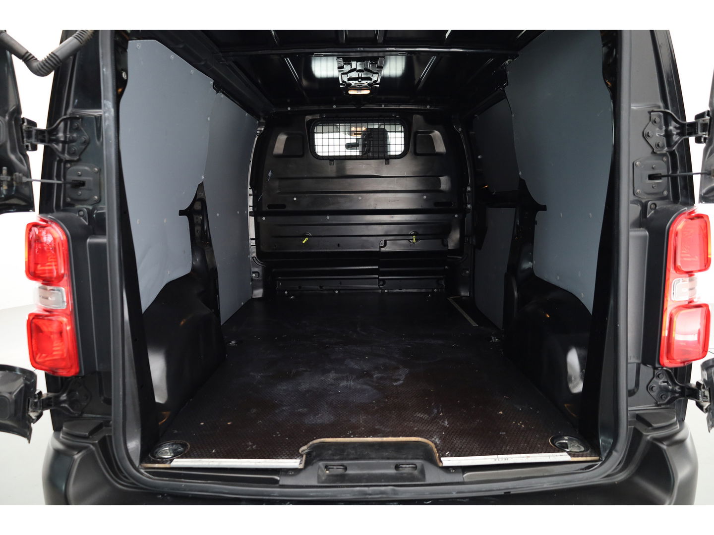 Citroƫn Jumpy 2.0 BlueHDI 180pk AUTOMAAT | Club L2H1 | Cruise | CarPlay | Camera | stoelverw. |