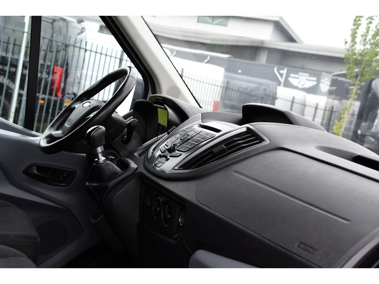 Ford Transit 350 2.0 RWD TDCI L3H2 PB Edition Camera, Cruise, Stoelverwarming, 130PK, Multimedia, Voorruit verwarming, Laadruimte bekleding, Uniek!