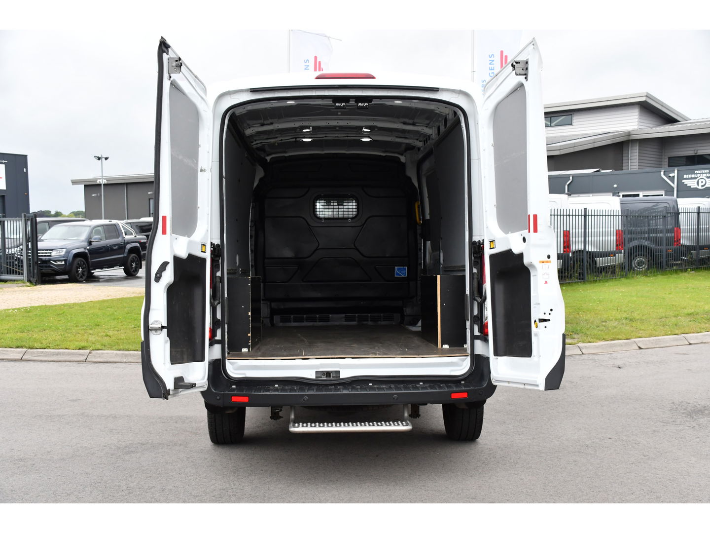 Ford Transit 350 2.0 RWD TDCI L3H2 PB Edition Camera, Cruise, Stoelverwarming, 130PK, Multimedia, Voorruit verwarming, Laadruimte bekleding, Uniek!