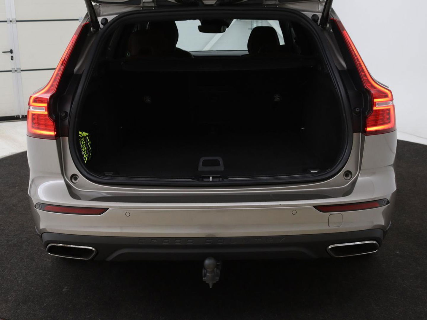 Volvo V60 Cross Country 2.0 B5 AWD Pro | Panoramadak | Head-Up | Leder | Stoelverwarming | Trekhaak | Adaptive cruise | Carplay | Navigatie | Keyless | Harman/Kardon