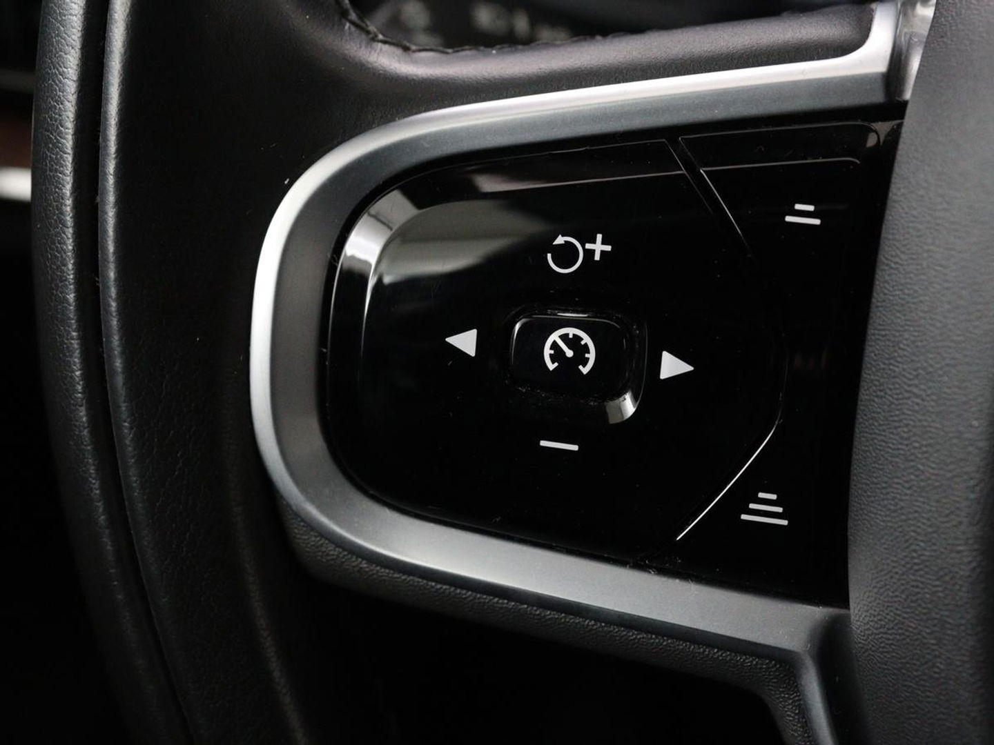 Volvo V60 Cross Country 2.0 B5 AWD Pro | Panoramadak | Head-Up | Leder | Stoelverwarming | Trekhaak | Adaptive cruise | Carplay | Navigatie | Keyless | Harman/Kardon