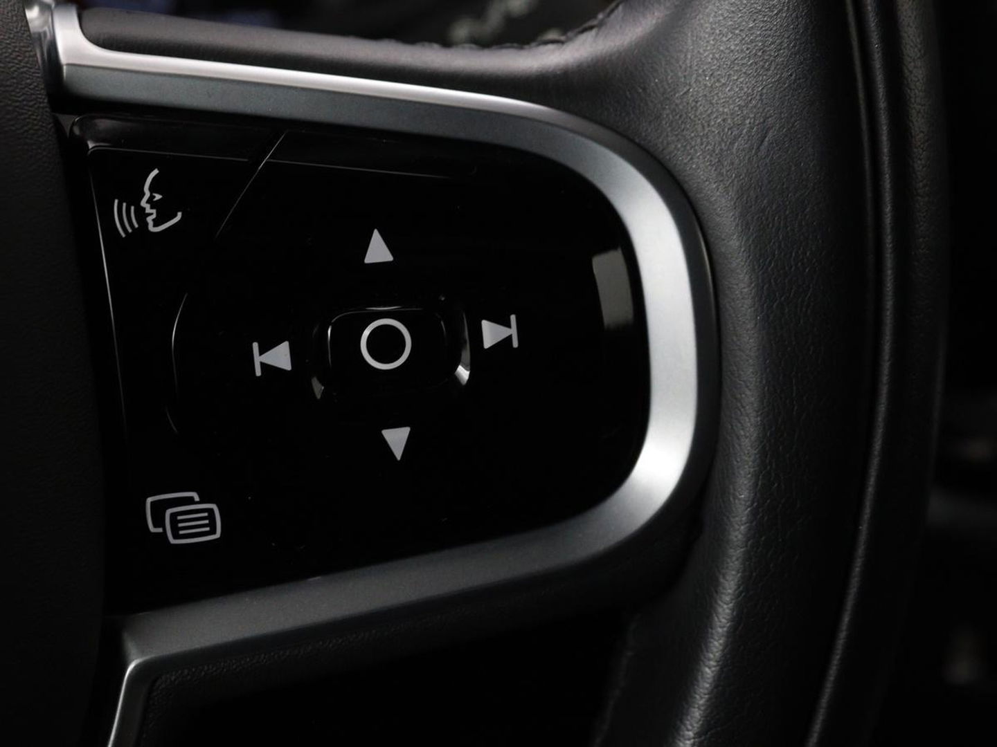 Volvo V60 Cross Country 2.0 B5 AWD Pro | Panoramadak | Head-Up | Leder | Stoelverwarming | Trekhaak | Adaptive cruise | Carplay | Navigatie | Keyless | Harman/Kardon