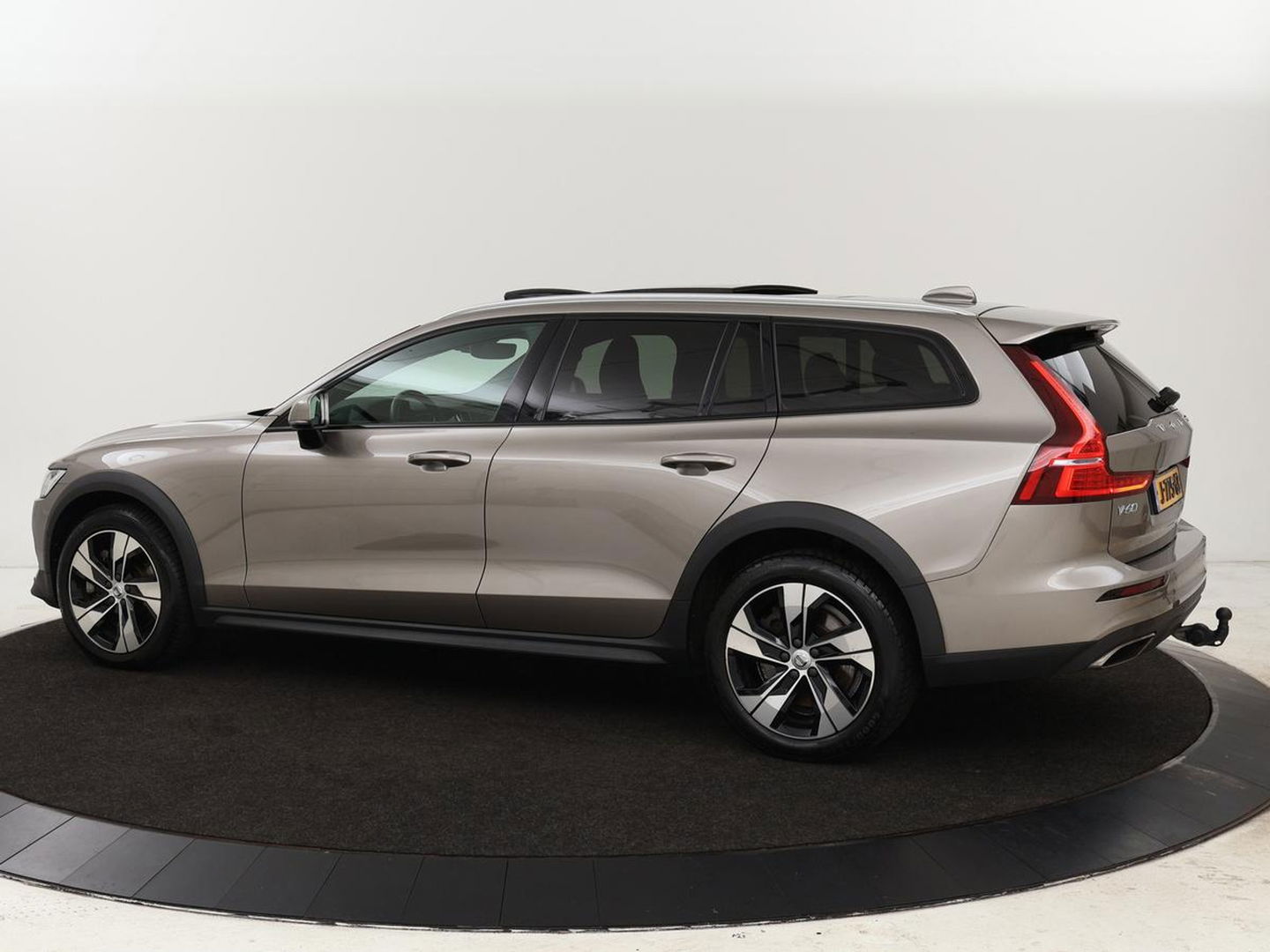 Volvo V60 Cross Country 2.0 B5 AWD Pro | Panoramadak | Head-Up | Leder | Stoelverwarming | Trekhaak | Adaptive cruise | Carplay | Navigatie | Keyless | Harman/Kardon