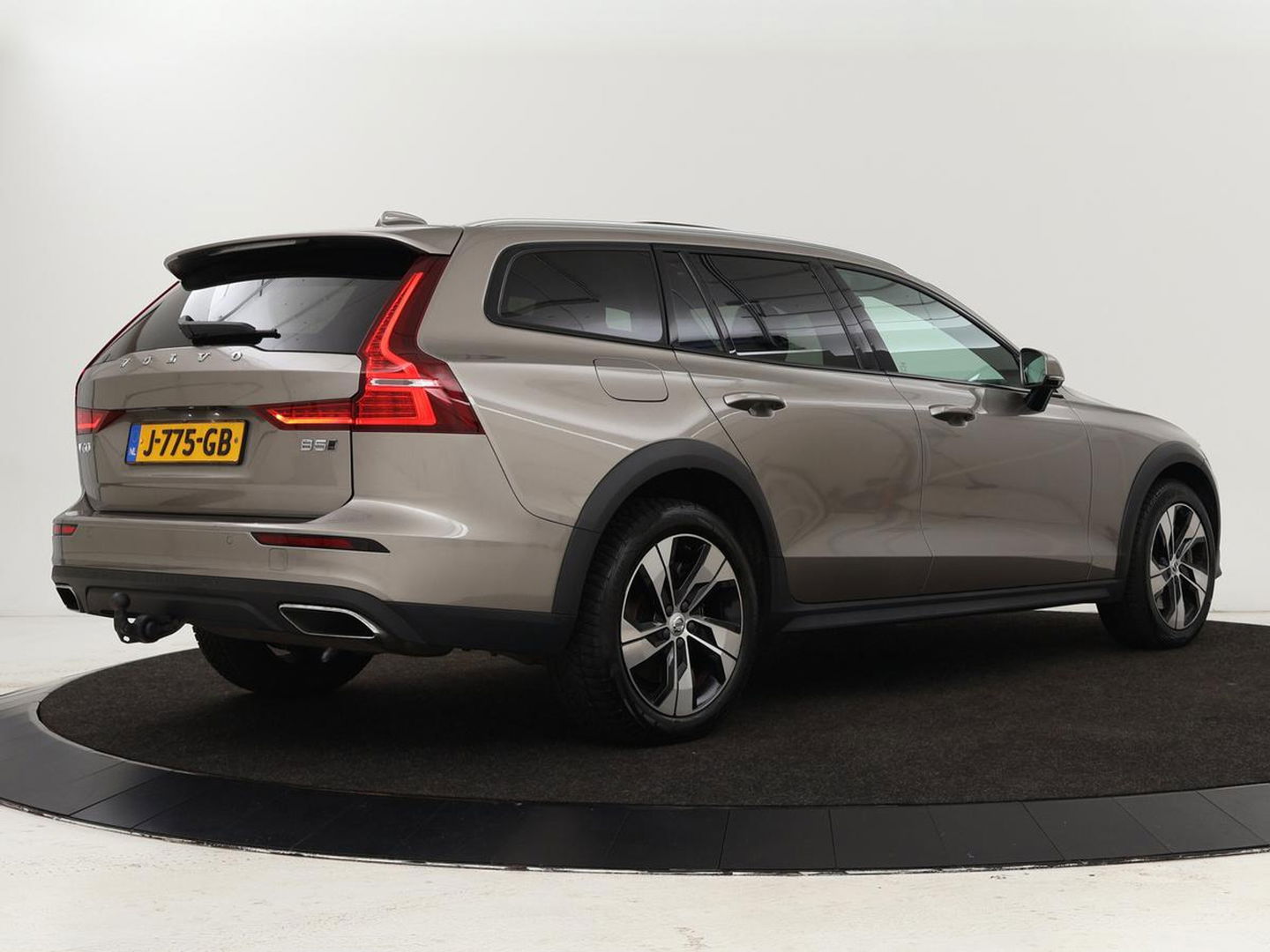 Volvo V60 Cross Country 2.0 B5 AWD Pro | Panoramadak | Head-Up | Leder | Stoelverwarming | Trekhaak | Adaptive cruise | Carplay | Navigatie | Keyless | Harman/Kardon