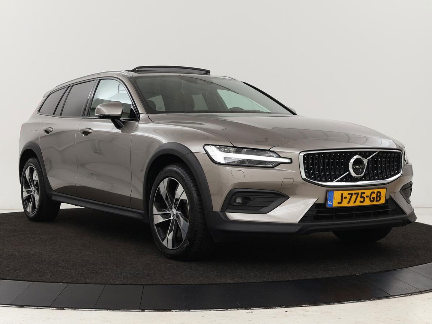 Volvo V60 Cross Country 2.0 B5 AWD Pro | Panoramadak | Head-Up | Leder | Stoelverwarming | Trekhaak | Adaptive cruise | Carplay | Navigatie | Keyless | Harman/Kardon