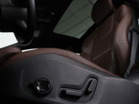 Volvo V60 Cross Country 2.0 B5 AWD Pro | Panoramadak | Head-Up | Leder | Stoelverwarming | Trekhaak | Adaptive cruise | Carplay | Navigatie | Keyless | Harman/Kardon