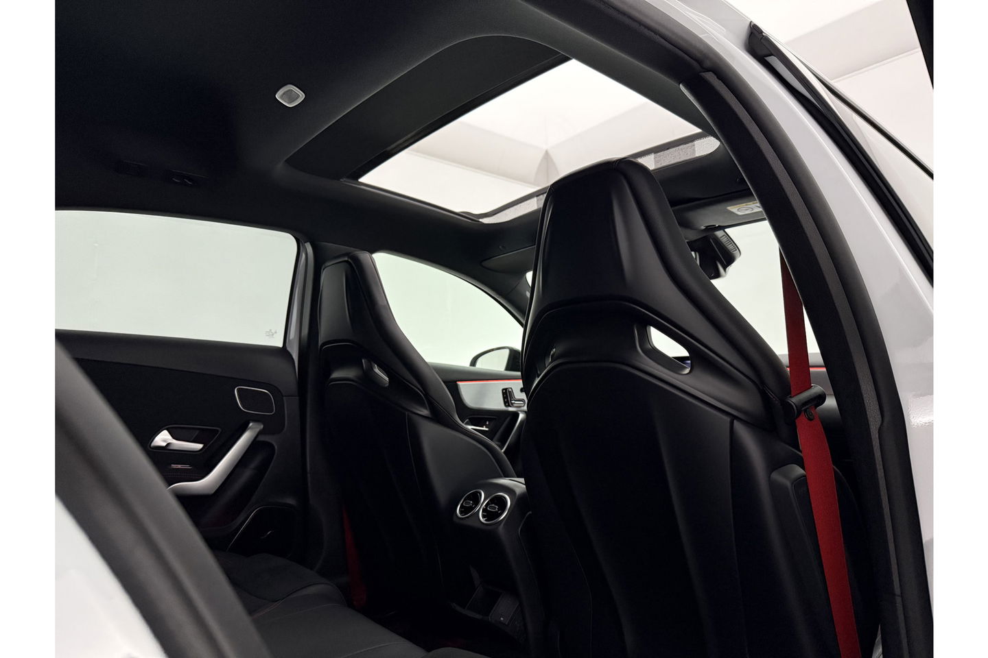 Mercedes-Benz A-Klasse AMG 35 4MATIC | 306PK | Performance Seats | Pano | Burmester-Audio | Sfeerverl LED Virtual Camera Memory Carplay Clima Cruise 19"LMV Navi PDC