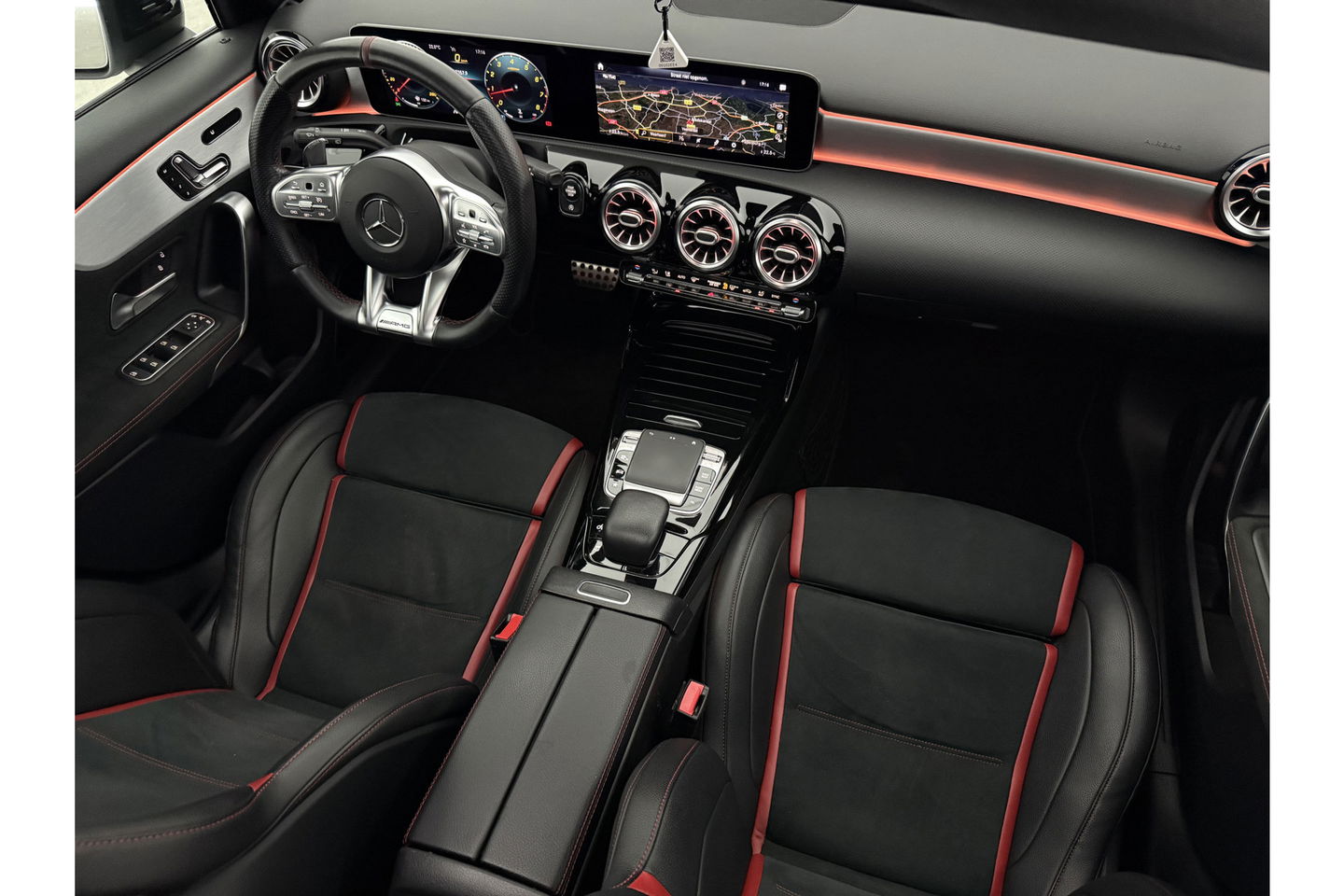 Mercedes-Benz A-Klasse AMG 35 4MATIC | 306PK | Performance Seats | Pano | Burmester-Audio | Sfeerverl LED Virtual Camera Memory Carplay Clima Cruise 19"LMV Navi PDC