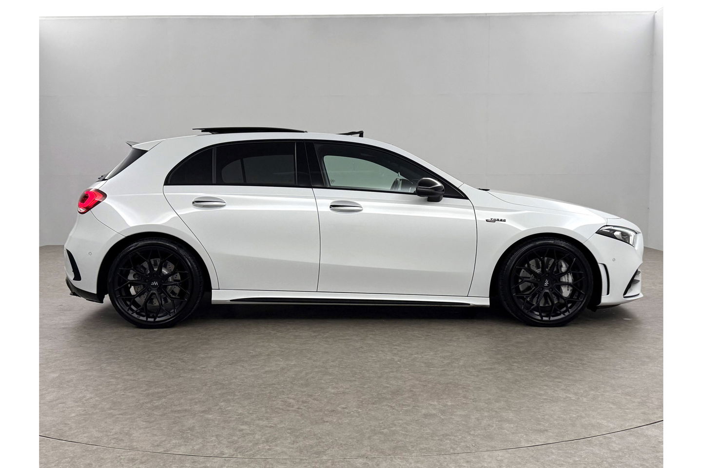 Mercedes-Benz A-Klasse AMG 35 4MATIC | 306PK | Performance Seats | Pano | Burmester-Audio | Sfeerverl LED Virtual Camera Memory Carplay Clima Cruise 19"LMV Navi PDC