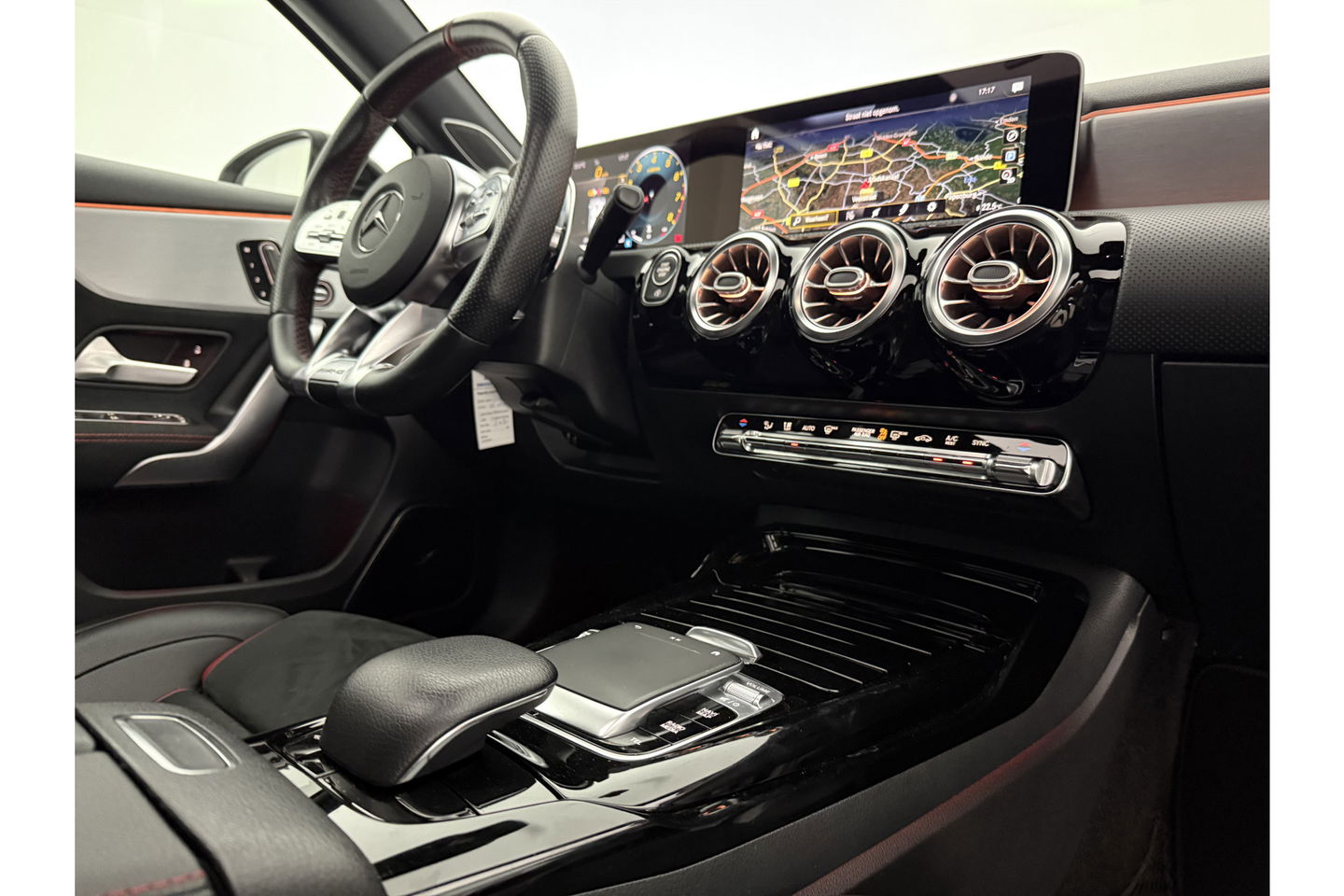 Mercedes-Benz A-Klasse AMG 35 4MATIC | 306PK | Performance Seats | Pano | Burmester-Audio | Sfeerverl LED Virtual Camera Memory Carplay Clima Cruise 19"LMV Navi PDC