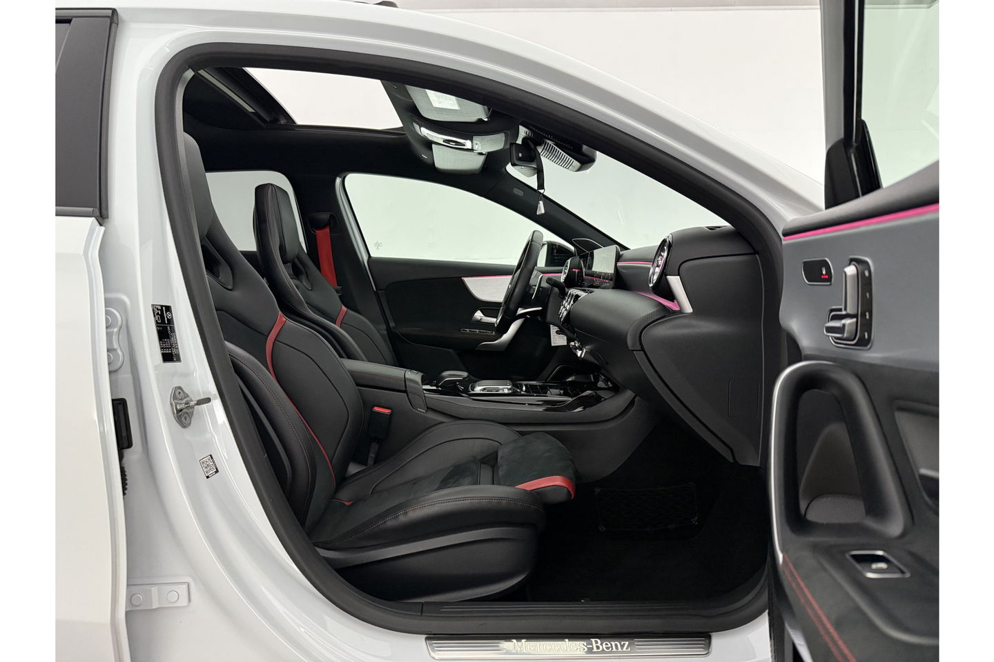 Mercedes-Benz A-Klasse AMG 35 4MATIC | 306PK | Performance Seats | Pano | Burmester-Audio | Sfeerverl LED Virtual Camera Memory Carplay Clima Cruise 19"LMV Navi PDC
