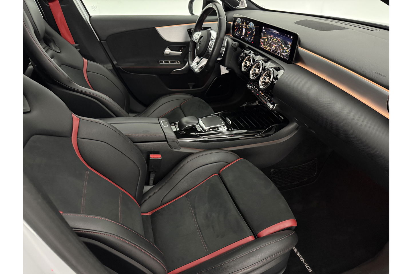 Mercedes-Benz A-Klasse AMG 35 4MATIC | 306PK | Performance Seats | Pano | Burmester-Audio | Sfeerverl LED Virtual Camera Memory Carplay Clima Cruise 19"LMV Navi PDC