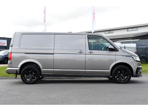 Volkswagen Transporter 2.0 TDI L2H1 Bulli Adaptieve Cruise, Virtual, Carplay, LED, Trekhaak, Leder, Stoelverwarming, 150PK Uniek!