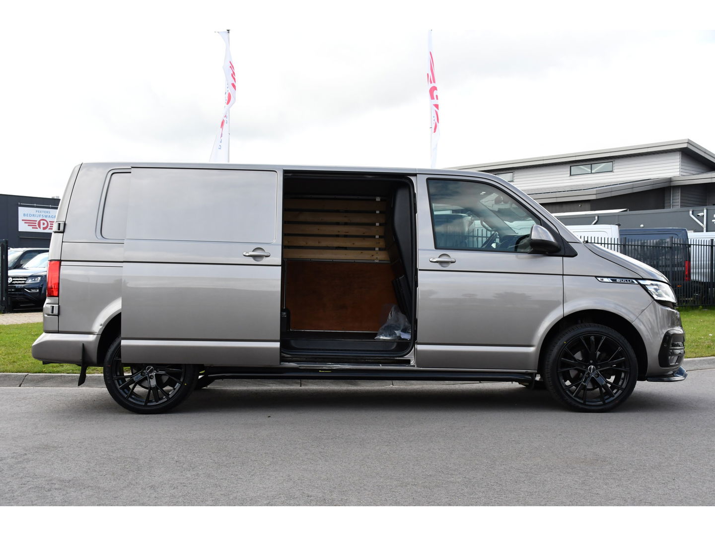 Volkswagen Transporter 2.0 TDI L2H1 Bulli Adaptieve Cruise, Virtual, Carplay, LED, Trekhaak, Leder, Stoelverwarming, 150PK Uniek!