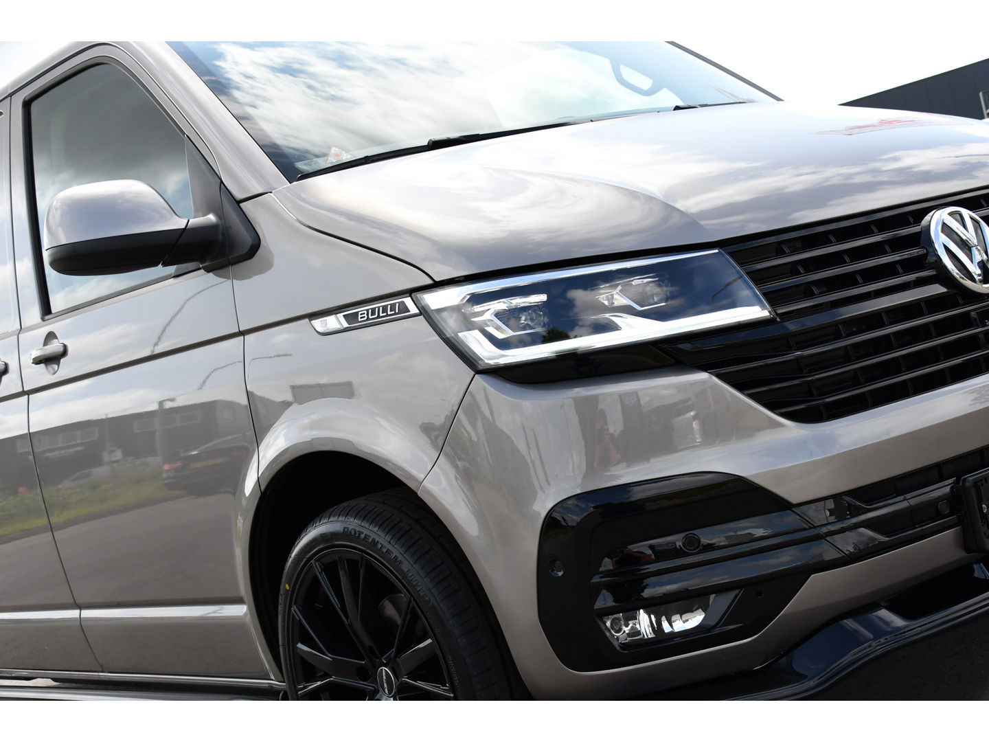 Volkswagen Transporter 2.0 TDI L2H1 Bulli Adaptieve Cruise, Virtual, Carplay, LED, Trekhaak, Leder, Stoelverwarming, 150PK Uniek!